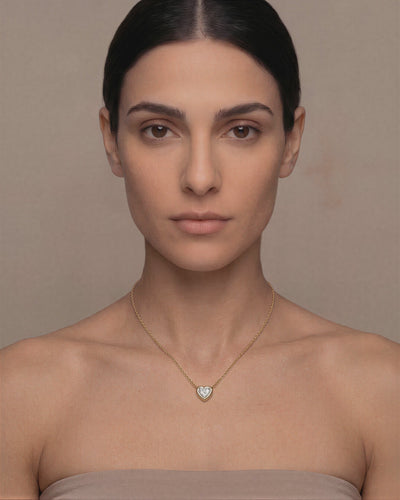 תליון Love Heart-shaped על דוגמנית
